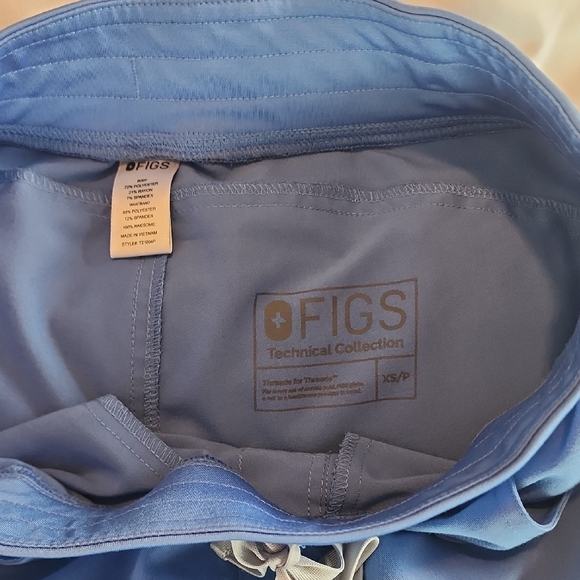 Figs Women's V-Neck Scrub Top/Pant Set in Ceil Blue - Picture 7 of 15